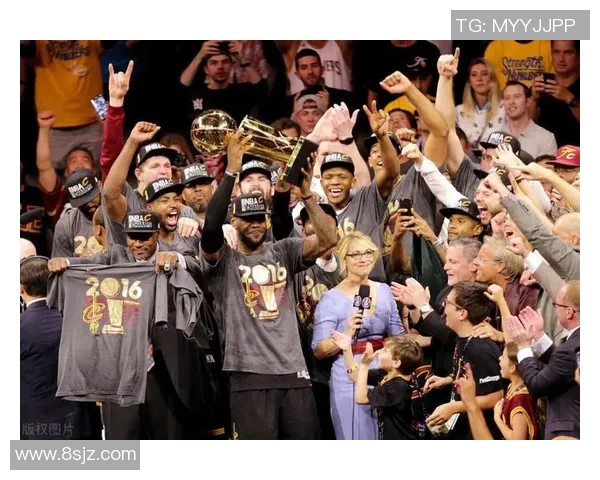 勒布朗-詹姆斯与队友合影庆祝胜利